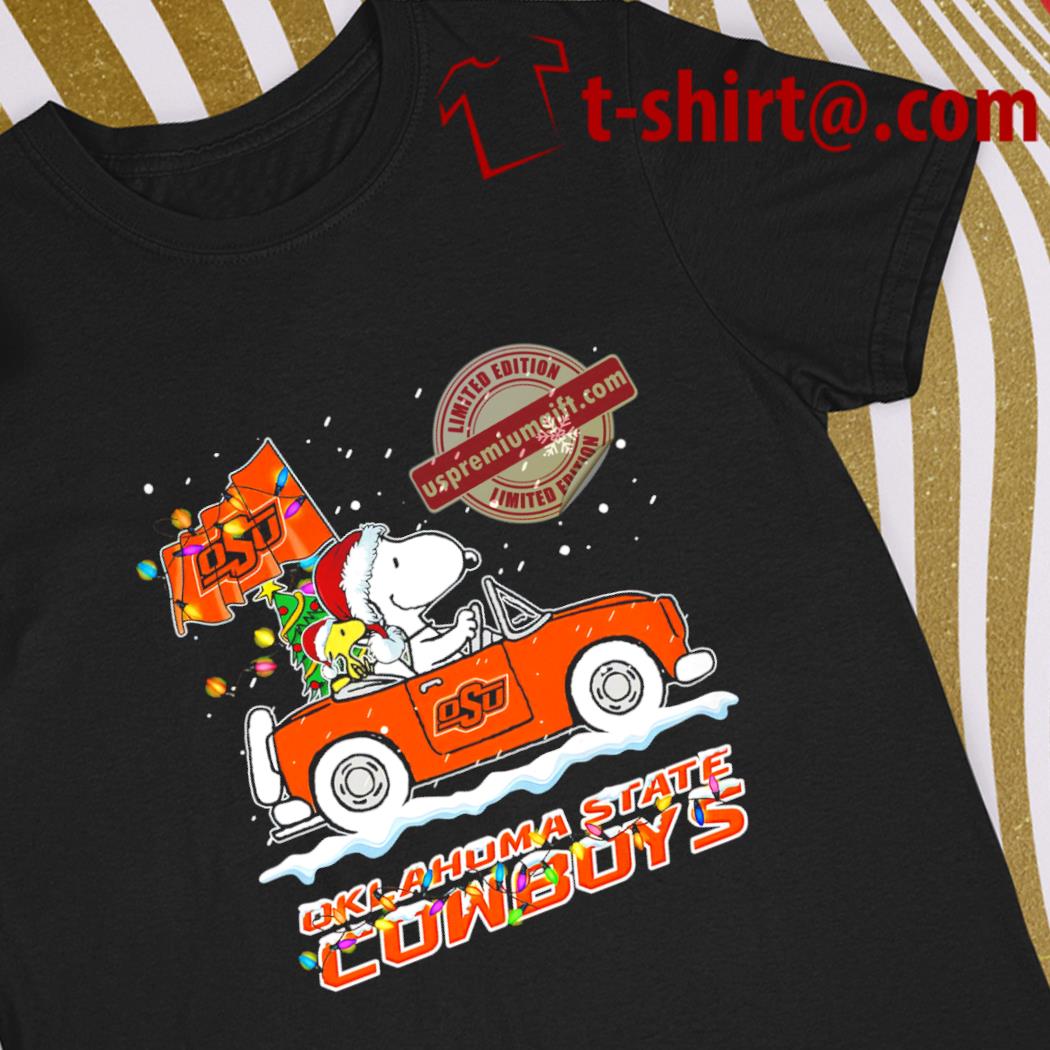Awesome happy Merry Christmas Snoopy drive a car Oklahoma State Cowboys logo flag gift shirt